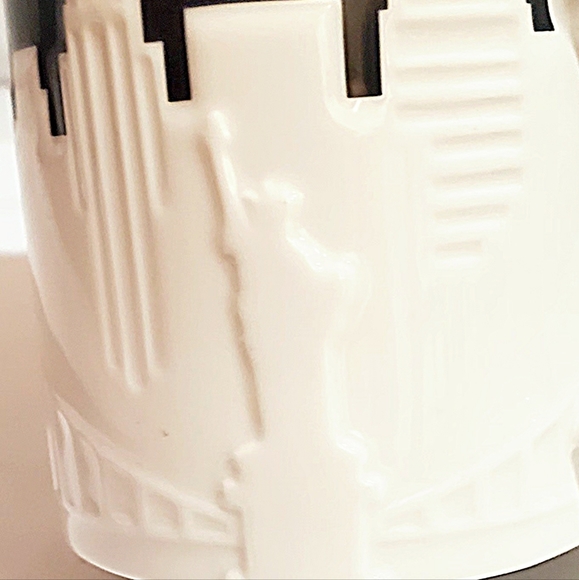 STARBUCKS COLLECTORS SERIES NEW YORK CITY LARGE 3D COFFEE MUG. 2012 - Picture 5 of 12